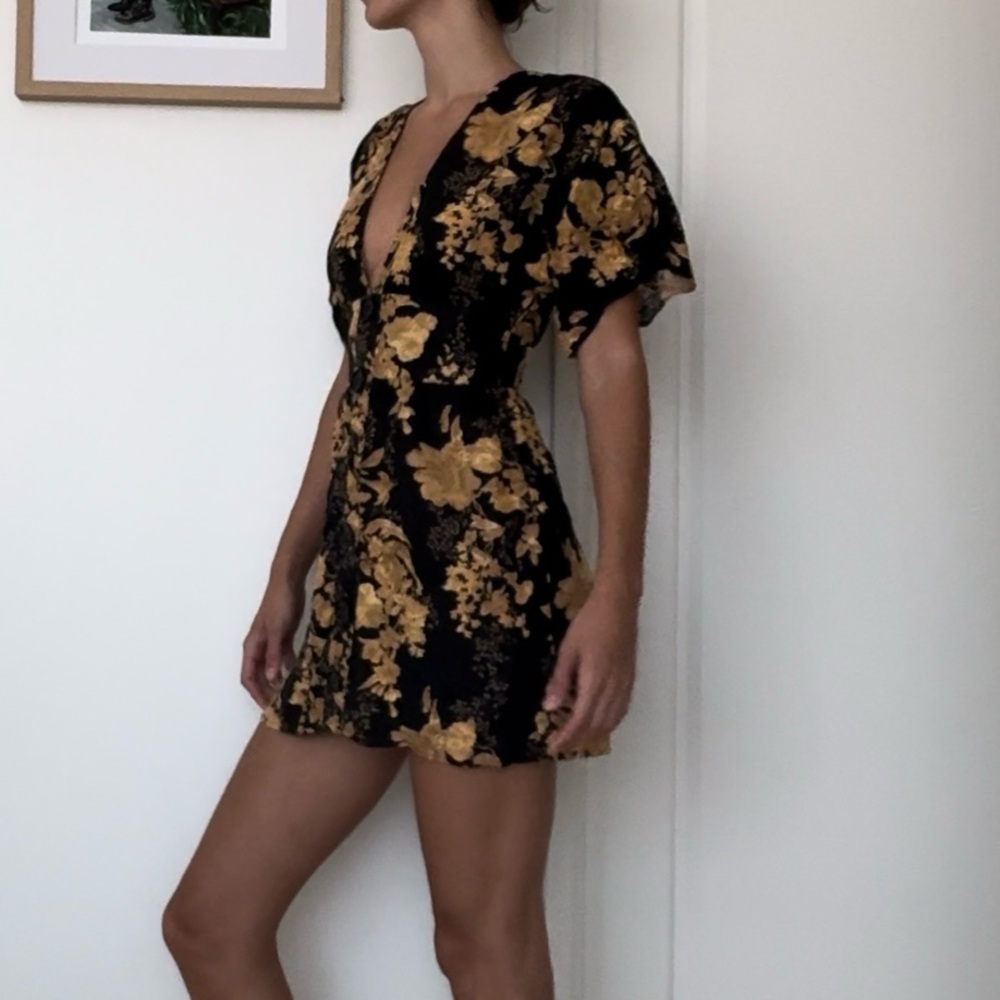 NWOT Reformation Ty Plunge V‎ Neck Kimono Sleeve Floral Linen Mini - Size 2 - Picture 2 of 11
